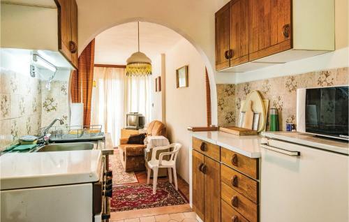 Holiday Home Kom�romi Utca-le�nyfal�