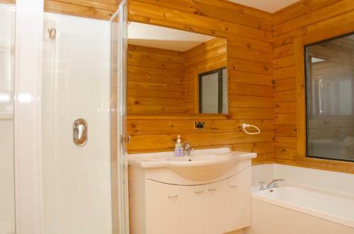 Alpine On Oregon - Hanmer Springs Holiday Home