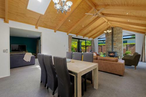 Roys Bay Lodge - Wanaka Holiday Home