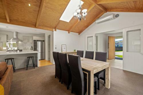 Roys Bay Lodge - Wanaka Holiday Home