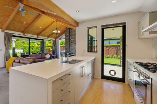 Roys Bay Lodge - Wanaka Holiday Home