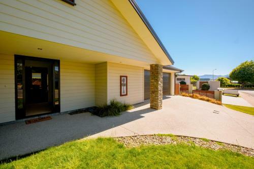 Roys Bay Lodge - Wanaka Holiday Home