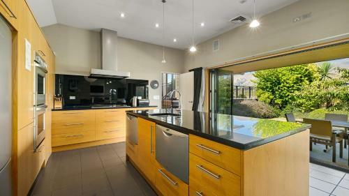 Fit For A King - Wanaka Holiday Home