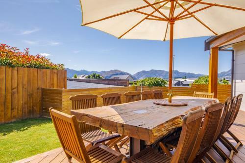 Lakeside Luxury - Wanaka Holiday Home