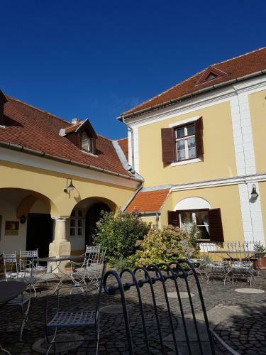 Bed & Breakfast Gomb�s K�ria Mension