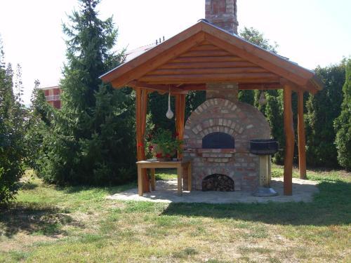 Csal�dbar�t Fah�z