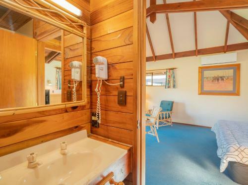Tairua Waterfront Villa 6 - Tairua Holiday Studio Unit