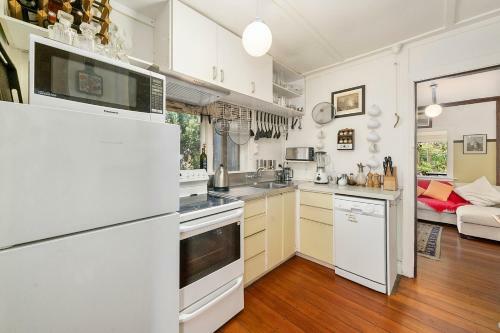 The Beach Bach - Waikanae Beach Holiday Home