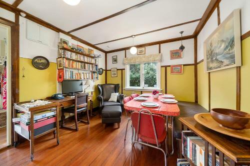 The Beach Bach - Waikanae Beach Holiday Home