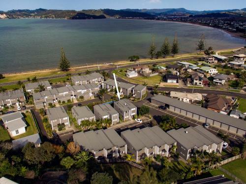 Relax Poolside - Whitianga Holiday Apartment
