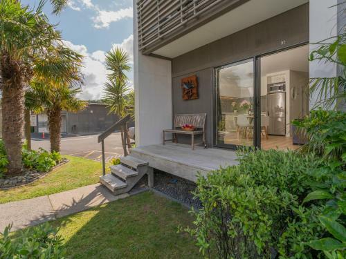 Relax Poolside - Whitianga Holiday Apartment