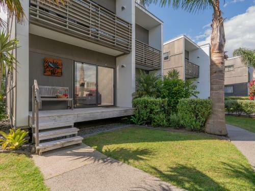 Relax Poolside - Whitianga Holiday Apartment