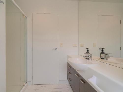 Relax Poolside - Whitianga Holiday Apartment