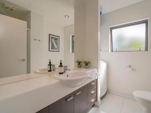 Relax Poolside - Whitianga Holiday Apartment