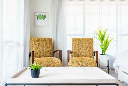 Spacious, Breezy Studio Apartment, Moments From Downtown And Beach