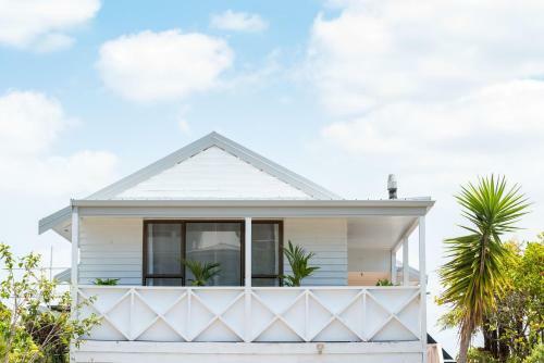 Spacious, Breezy Studio Apartment, Moments From Downtown And Beach