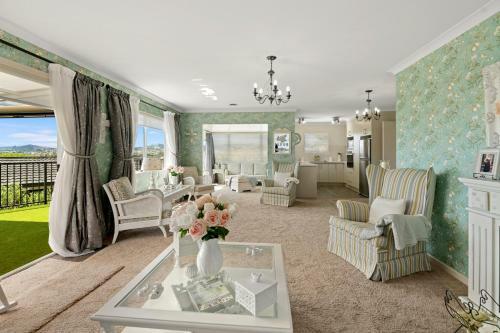 The Castle - Tauranga Holiday Home