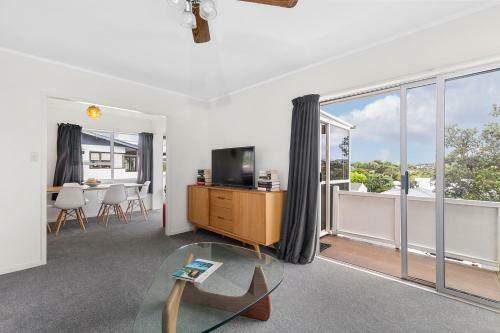 Brick On Bay - Red Beach Holiday Home