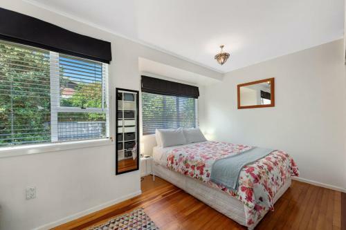 The Black Bach - Mt Maunganui Holiday Home
