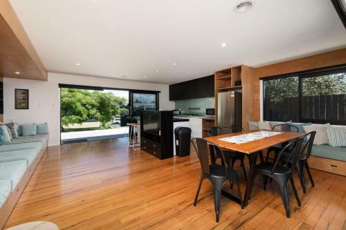 Serene Spacious And Sunny, Moments To The Beach