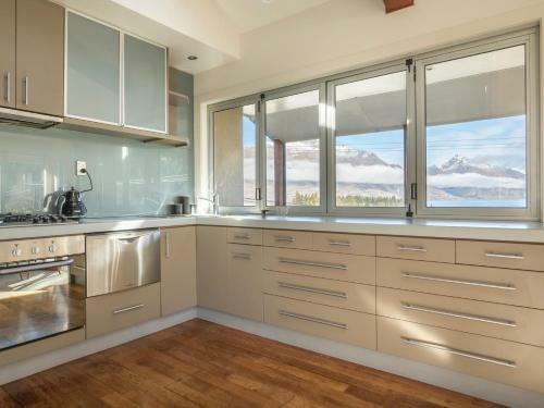 Central Style - Queenstown Holiday Home