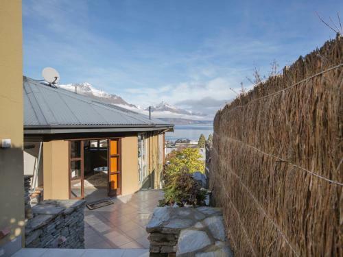 Central Style - Queenstown Holiday Home