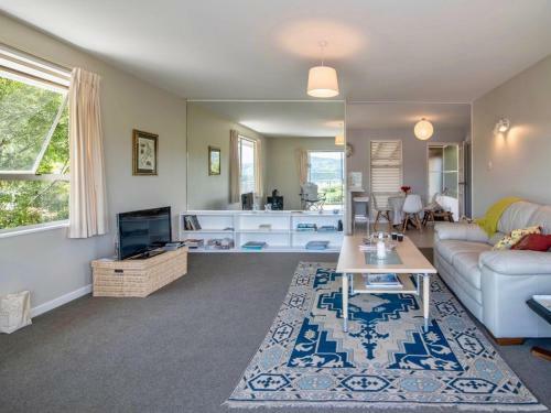 French Bay Views - Akaroa Holiday Home