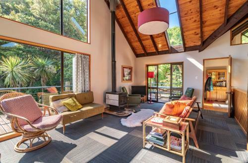 The Tree House - Akaroa Holiday Home