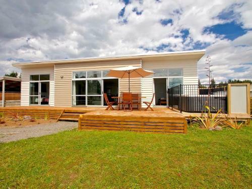 Modern Mountain Spa Escape - Ohakune Holiday Home
