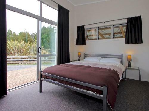 Modern Mountain Spa Escape - Ohakune Holiday Home