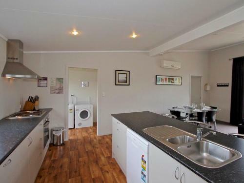 Modern Mountain Spa Escape - Ohakune Holiday Home