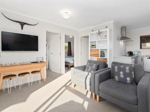 Sun Soaked Escape - Cromwell Holiday Home