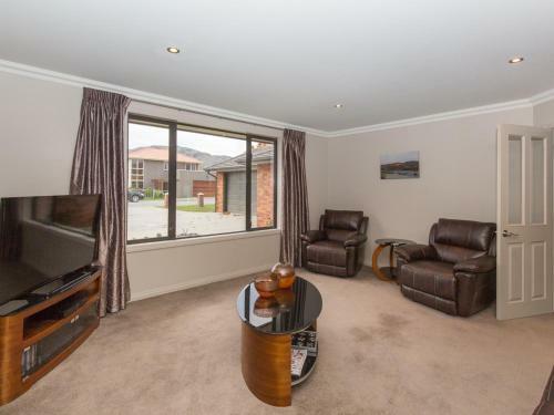 Modern Family Haven - Cromwell Holiday Home