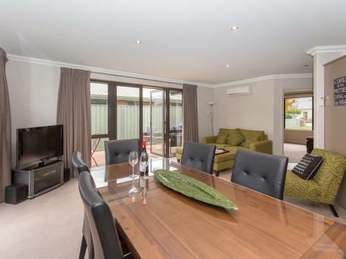 Modern Family Haven - Cromwell Holiday Home