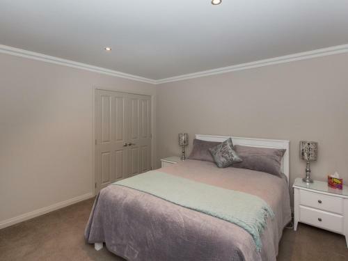 Modern Family Haven - Cromwell Holiday Home