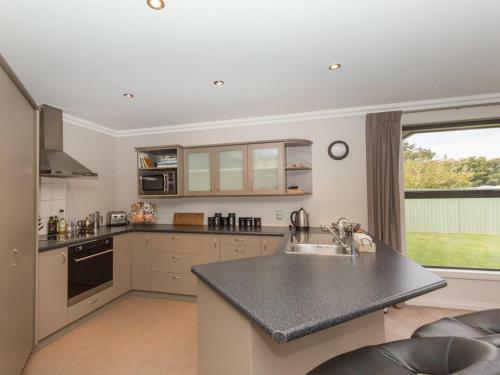 Modern Family Haven - Cromwell Holiday Home