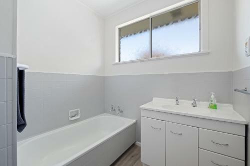 Getaway On The Green - Cromwell Holiday Home