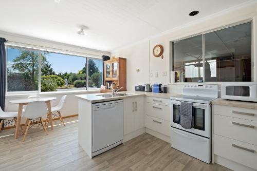 Getaway On The Green - Cromwell Holiday Home
