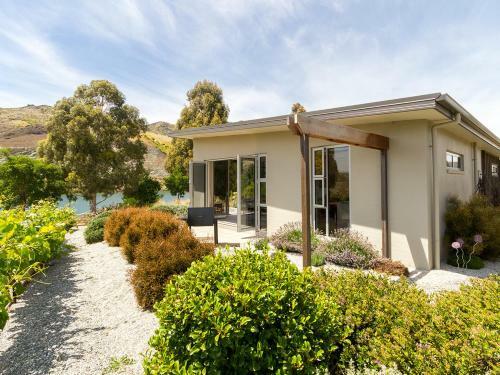 Sunhaven Lakeside - Cromwell Holiday Home