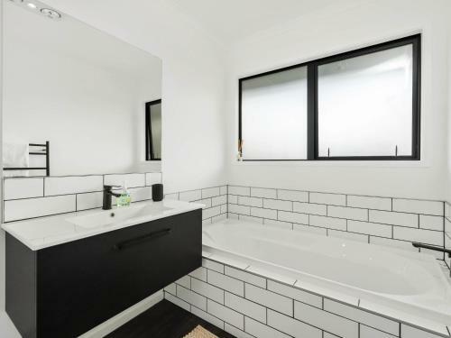 Modern Mount Pisa - Cromwell Holiday Home