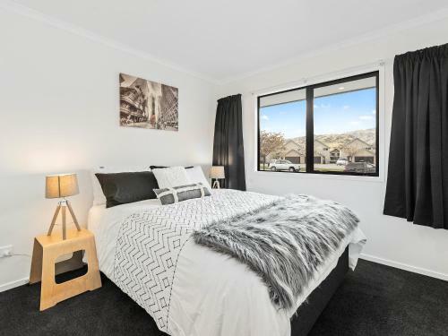 Modern Mount Pisa - Cromwell Holiday Home