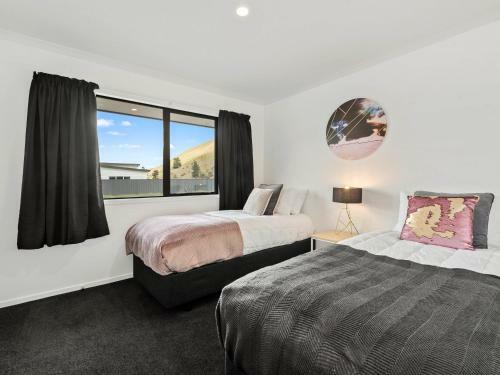 Modern Mount Pisa - Cromwell Holiday Home