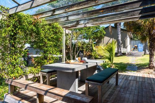 Oneroa Views With Spa Pool - Waiheke Holiday Home