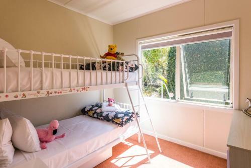 Oneroa Views With Spa Pool - Waiheke Holiday Home