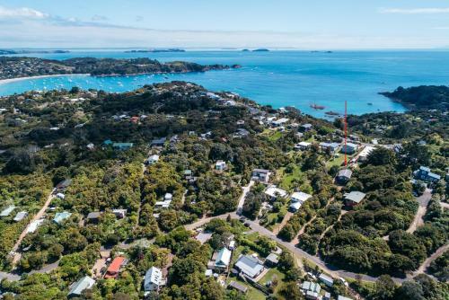 Franks Treehouse - Waiheke Holiday Home