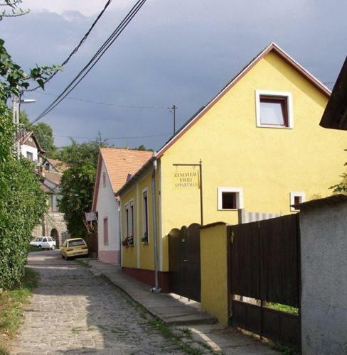 Hostal Z�ch Kl�ra Utcai Apartman