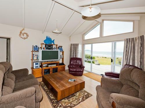 Matarangi Beachfront House - Matarangi Holiday Home