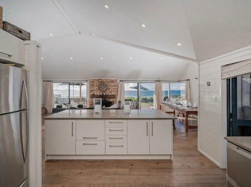 Absolute Beachfront Matarangi - Matarangi Holiday Home