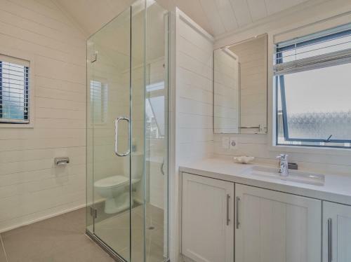 Absolute Beachfront Matarangi - Matarangi Holiday Home