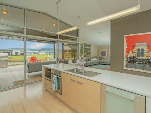 Sanctuary By The Water - Matarangi Holiday Home